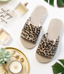 Dámské domácí pantofle s otevřenou špičkou s leopardím vzorem