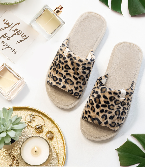 Dámské domácí pantofle s otevřenou špičkou s leopardím vzorem