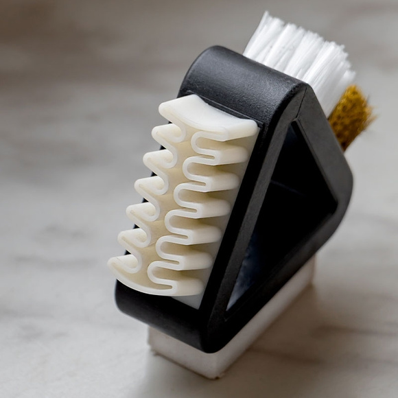 COCCINE Trojúhelníkový kartáč na čištění semiše a nubuku