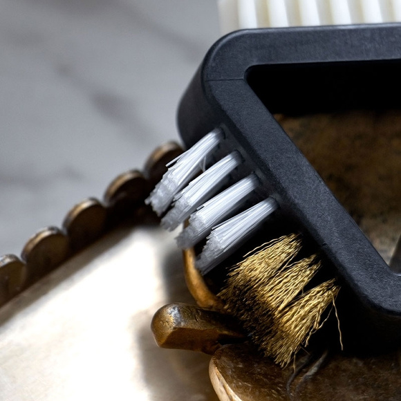 COCCINE Trojúhelníkový kartáč na čištění semiše a nubuku